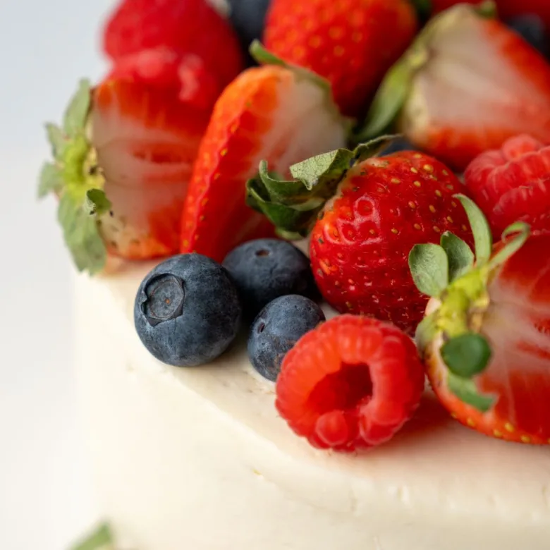 Drip Cake con frutas desde cerca sin drip