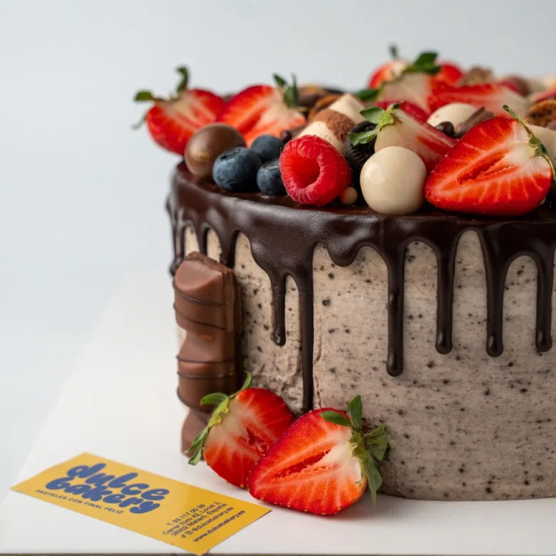 Drip Cake de Oreo con fruta y chocolates desde cerca