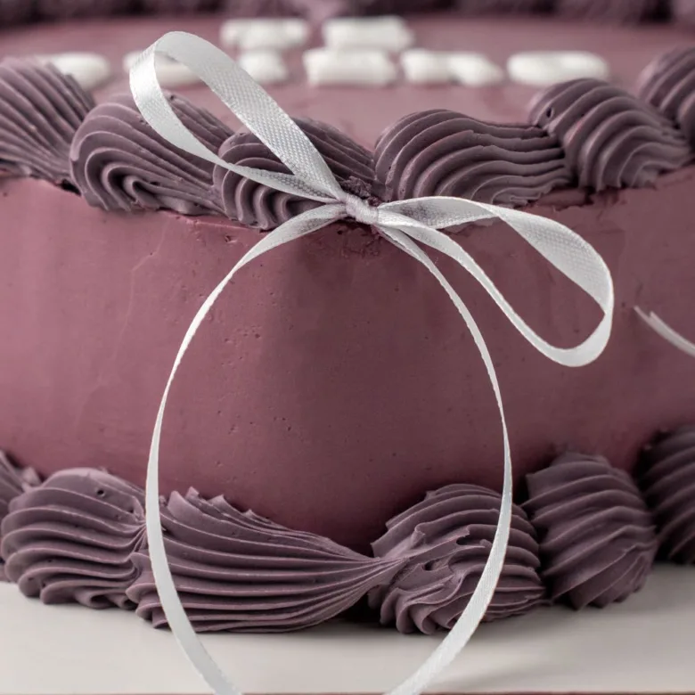 Pastel Corazón Retro lila con Te Quiero, rosetón y lazos de cerca