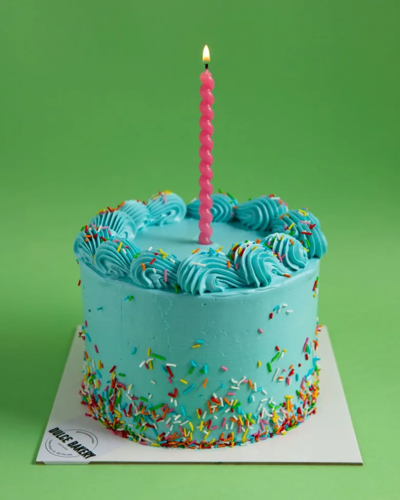 Pastel confetti azul con vela rosa