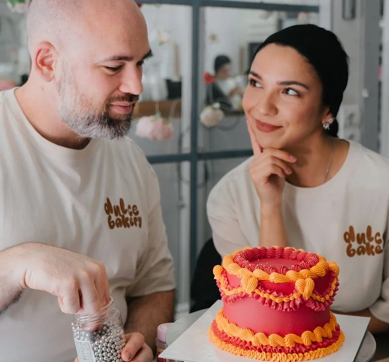 Alex y Belen con pastel vintage rojo y naranja