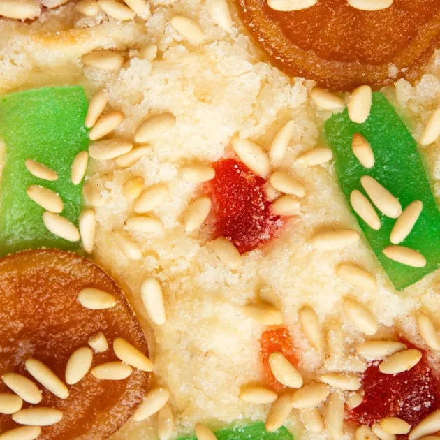 Coca de fruta confitada y piñones