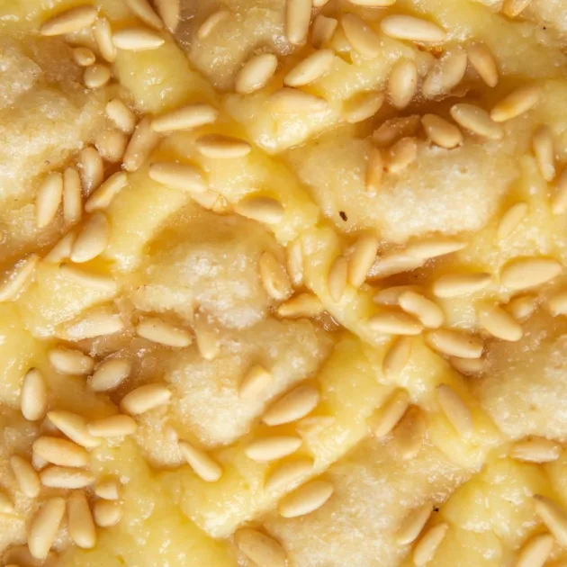 Coca de crema pastelera con piñones